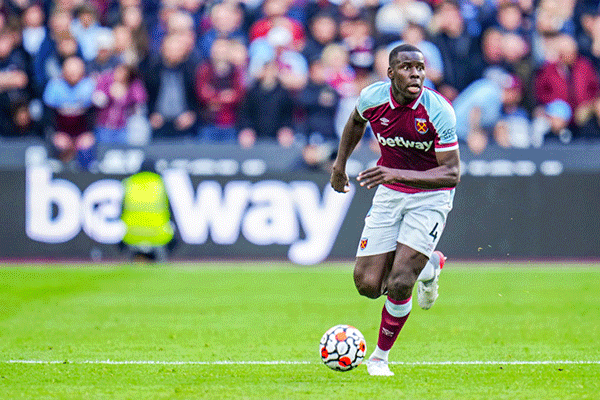 Kurt Zouma sẵn sà ng gánh vác hà ng thủ West Ham