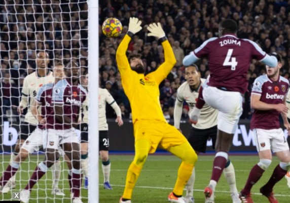 West Ham gây sốc hạ Liverpool 3-2, Ngoại hạng Anh ngà y cà ng kịch tÃnh