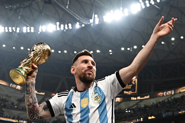 Argentina tức tốc khoe cúp và ng trước khi trả lại cho FIFA