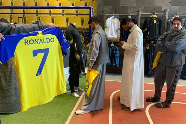 HÃ© lá»™ thá»i Ä‘iá»ƒm Ronaldo ra sÃ¢n dÆ°á»›i mÃ u Ã¡o má»›i