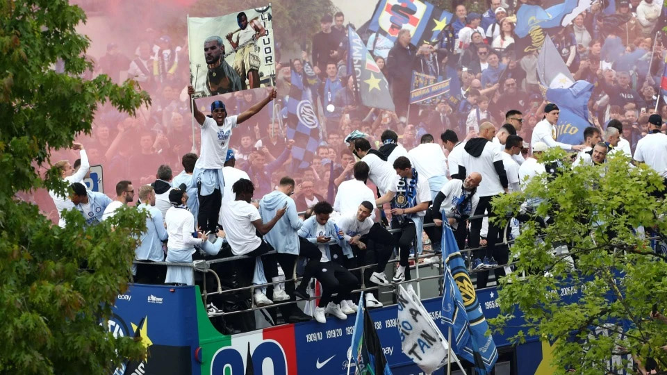 Biển người ăn mừng chức vô địch của Inter Milan