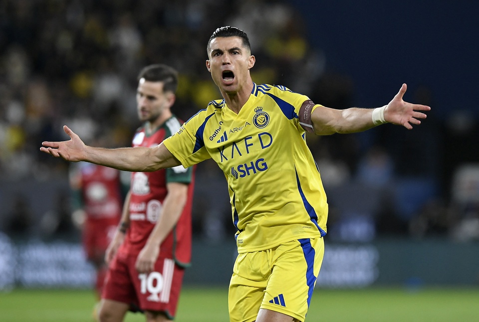 Ronaldo cÃ¹ng Ä‘á»“ng Ä‘á»™i nháº­n trÃ¡i Ä‘áº¯ng