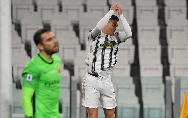 Ronaldo "xé lưới" Roma mừng sinh nhật tuổi 36, thiết lập hàng loạt kỷ lục đáng nhớ