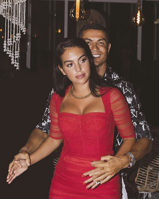 Bạn gái C. Ronaldo tập yoga trên du thuyền