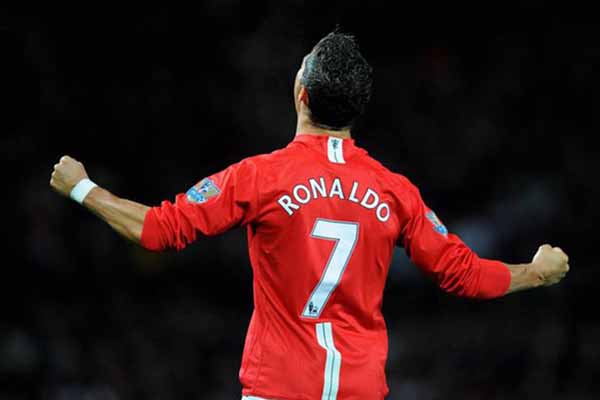 Ronaldo mặc 2 số áo khác nhau ở MU